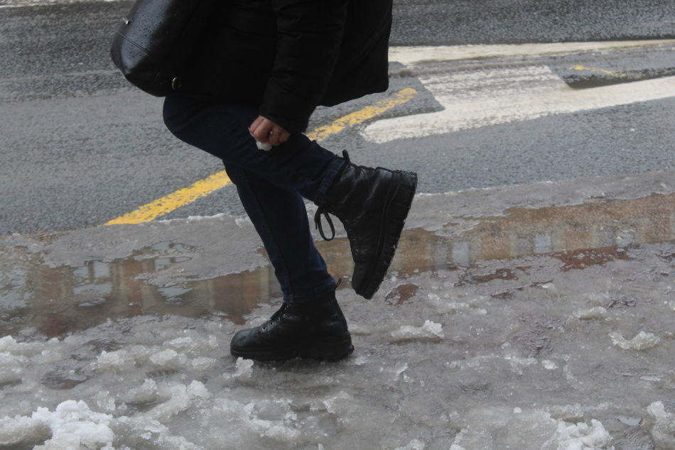 Петербуржцев предупредили о гололеде и сильном ветре в предстоящие выходные