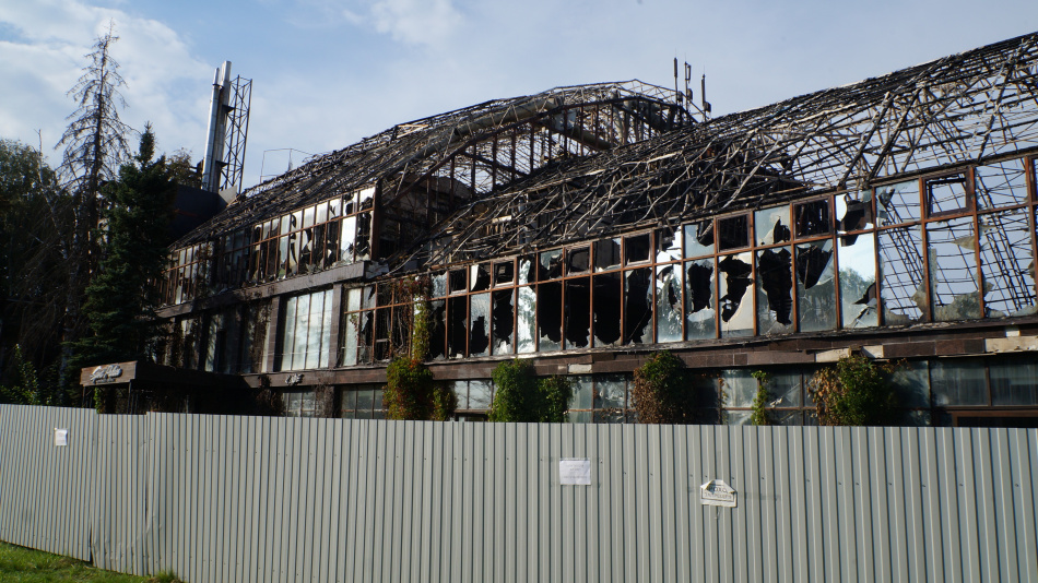 На Крестовском острове завершили разборку сгоревшего здания бывшего спорткомплекса
