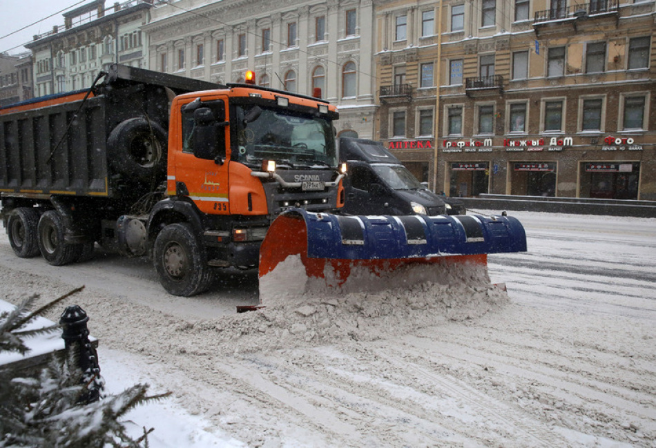 Дорожные службы ЗСД потратили свыше 130 тонн реагентов за ночь снегопада