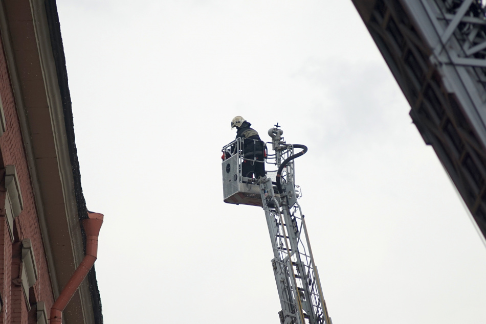 В Красногвардейском районе Петербурга спасатели МЧС потушили частный дом