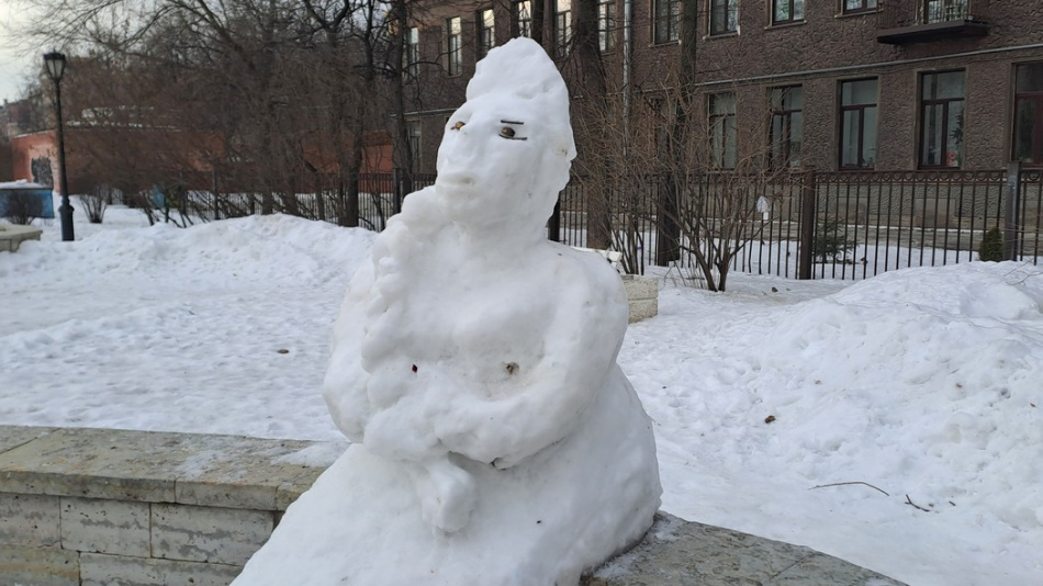 Петербуржцы создали первых снеговиков сезона на фоне нестабильной погоды