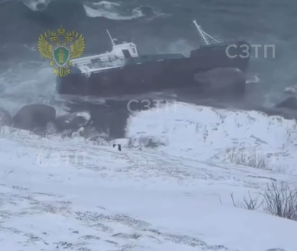 В Териберке шторм сорвал с причала два судна, прокуратура начала проверку