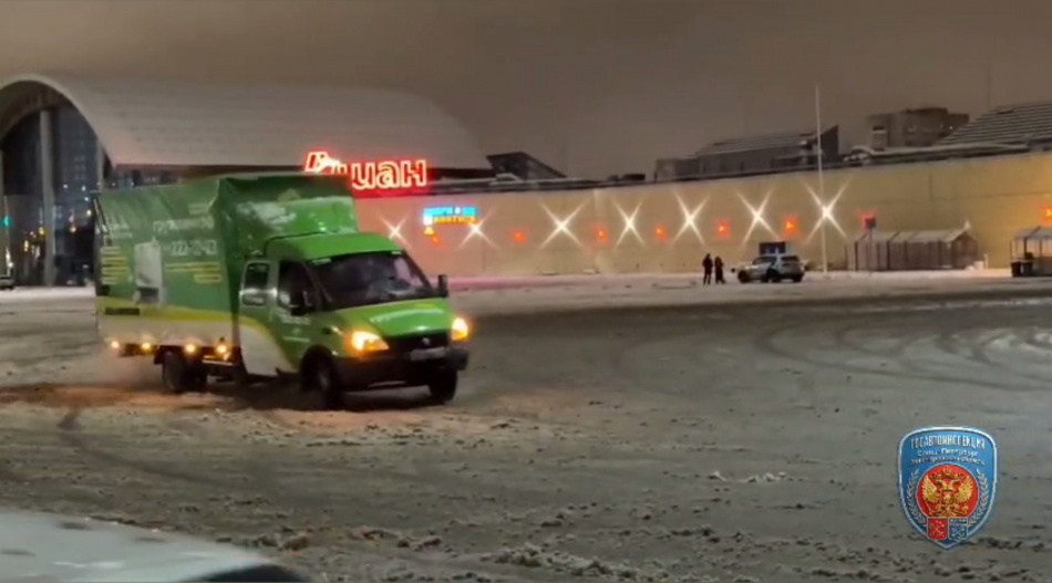 В Петербурге полиция задержала уличных гонщиков за опасный дрифт