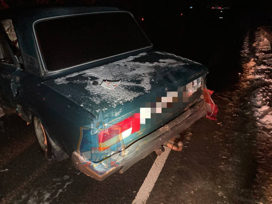 Легковое авто влетело в грузовик на трассе А-114