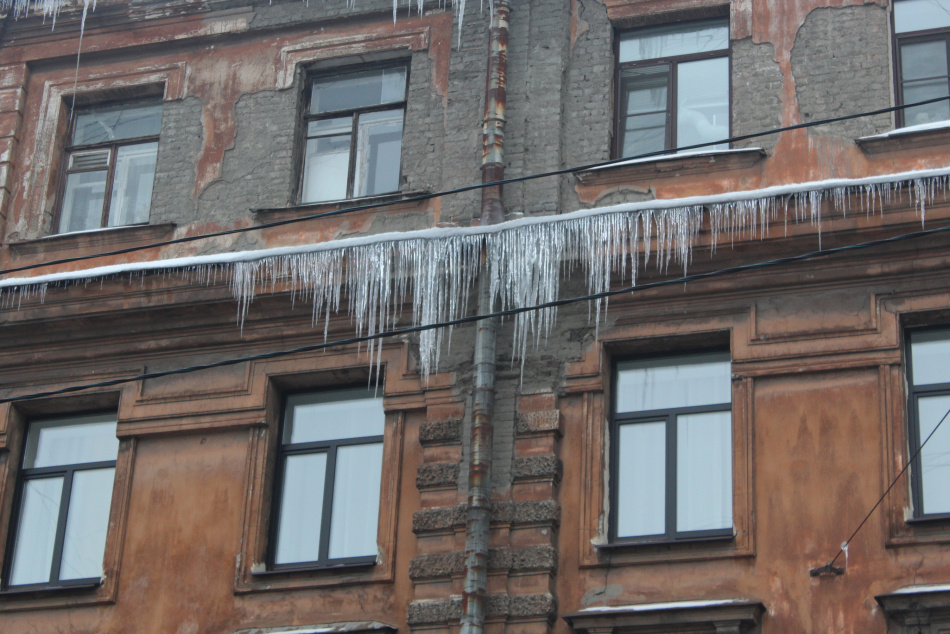 В Петербурге внедрили нейросеть для контроля снега и наледи на крышах