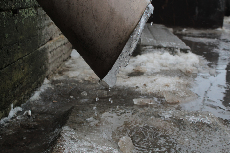 В Петербурге стартовала массовая уборка снега после первых осадков ноября