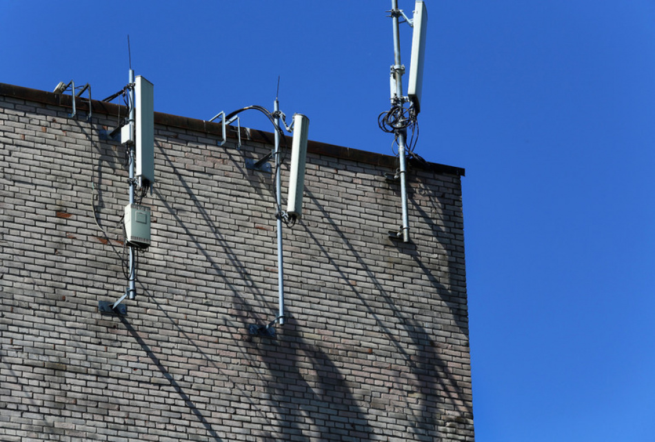 Жительниц Приморского района Петербурга заставили убрать антенны с фасада дома