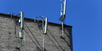 Жительниц Приморского района Петербурга заставили убрать антенны с фасада дома