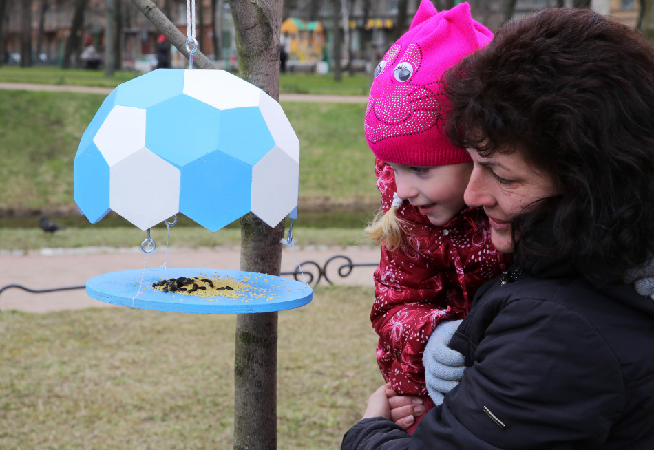 В парках Царского Села появились новые кормушки для птиц