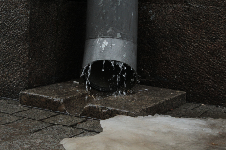 В Петербурге зафиксировали первое предупреждение за лед на тротуарах у новостроек