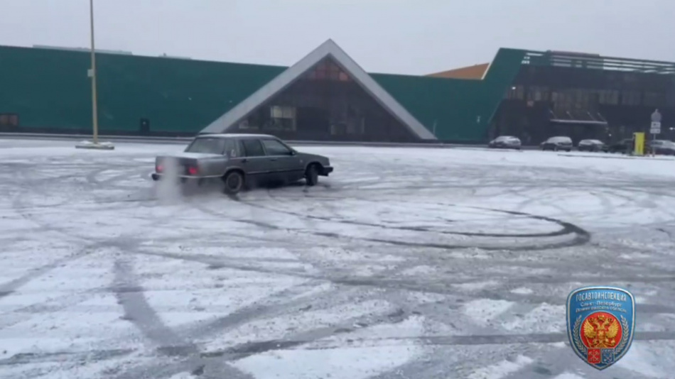 Водитель из Купчино устроил дрифт у ТЦ и оказался под следствием