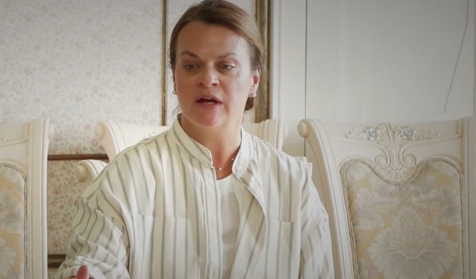 Анна Цивилева удивила Госдуму эффектным платьем с военными деталями