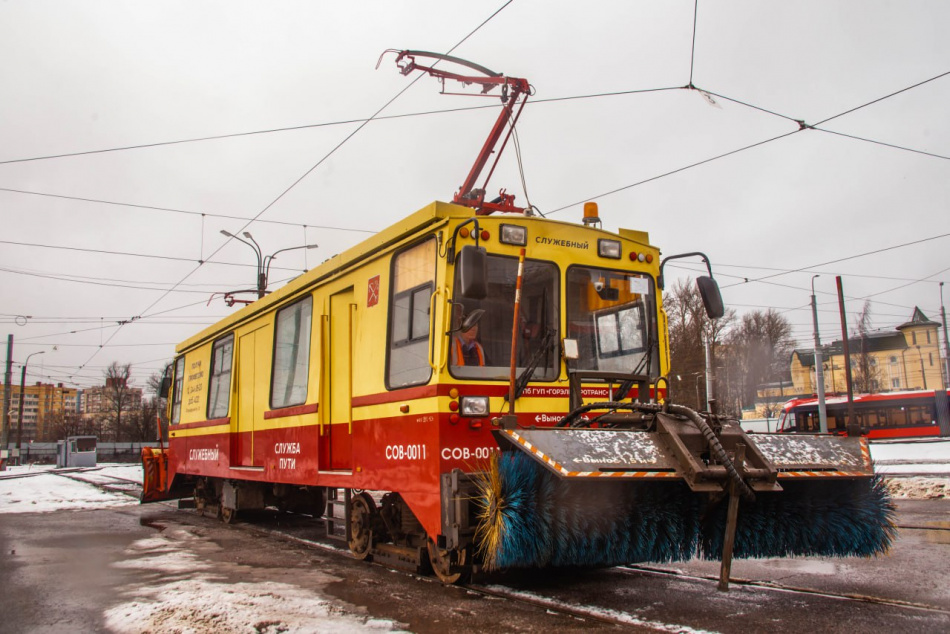 Сотрудники «Горэлектротранса» вывели снегоуборочную технику на трамвайные линии Петербурга