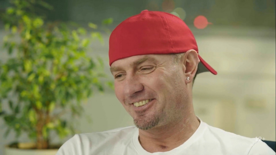 Роман Костомаров осваивает флайбординг в ОАЭ после тяжелой болезни