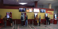 В Петербурге школьник ограбил ровесника при покупке свитера в кинотеатре