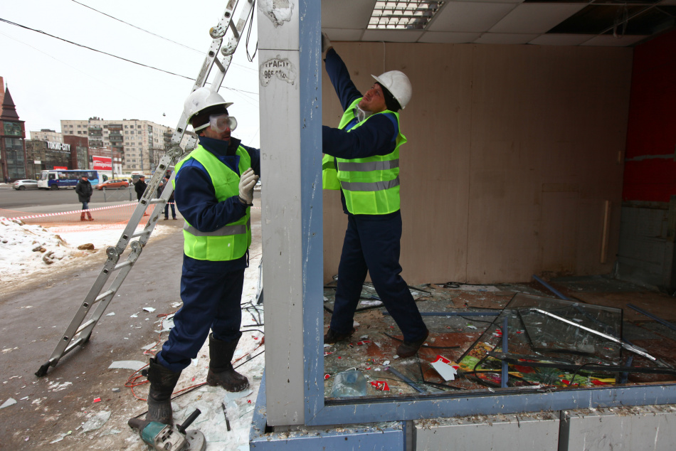 В Металлострое демонтировали нелегальный павильон с магазином и пунктом выдачи