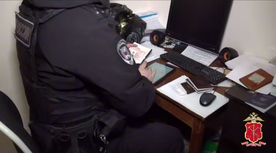 Полиция с собаками нагрянула в хостел в Репино для проверки сотен мигрантов