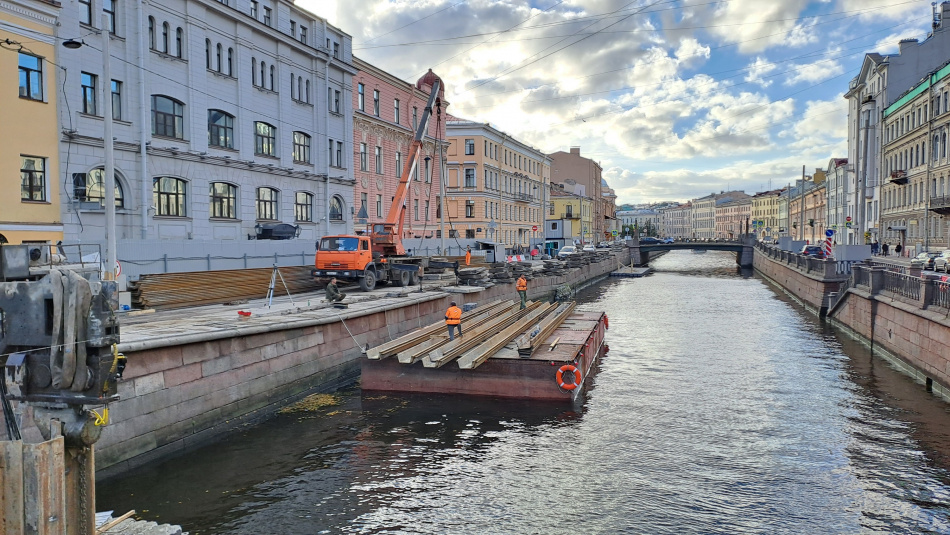 В Петербурге понтоны оказались в центре канала из-за сильного ветра