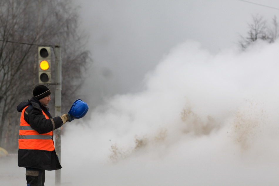 На Типанова устраняют последствия аварии с горячей водой после повреждения трубы