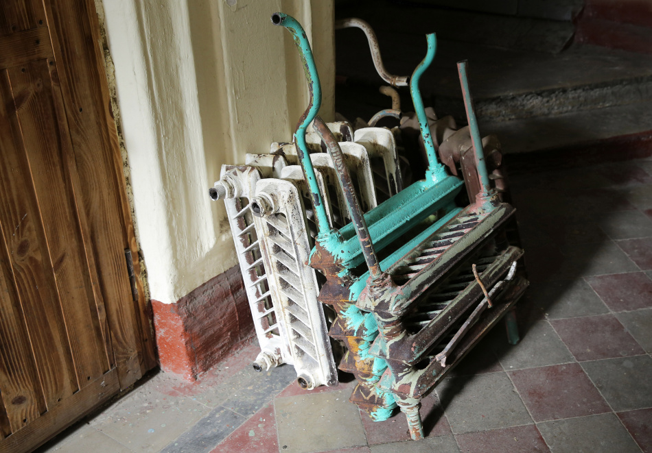 Жители Колпино четвертые сутки ждут возвращения тепла после аварии