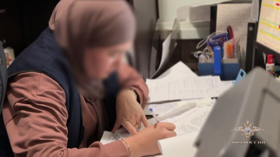 В Петербурге задержали организаторов схемы по легализации трех тысяч мигрантов