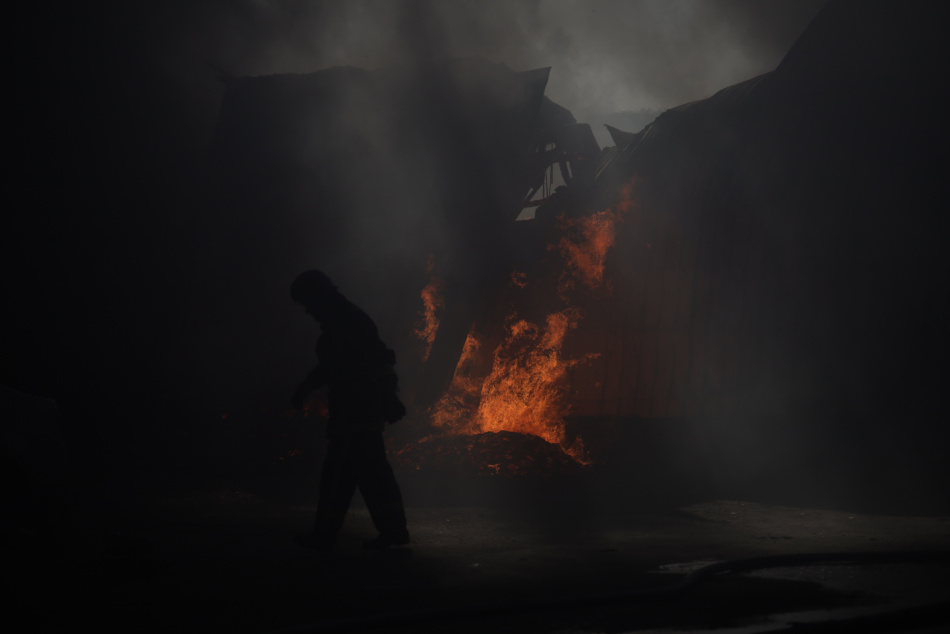 В Петергофе пожарные оперативно потушили огонь в квартире на Озерковой