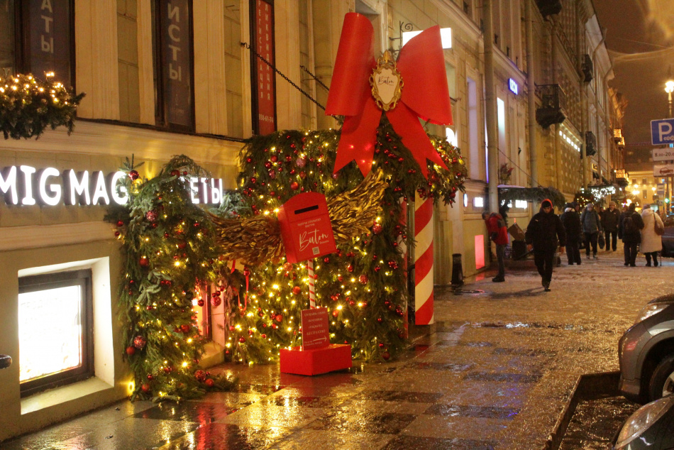 Праздничные огни и декорации преобразили центр Петербурга к зимним торжествам