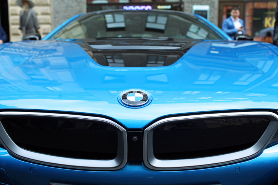 Полиция эвакуировала два BMW после опасных трюков ради видео в соцсетях