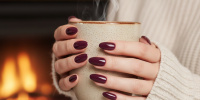 Сливовый маникюр стал фаворитом зимы 2025 и вытеснил красный цвет
