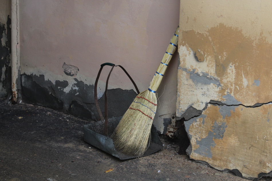 Почему выносить мусор после заката может обернуться неприятностями для семьи