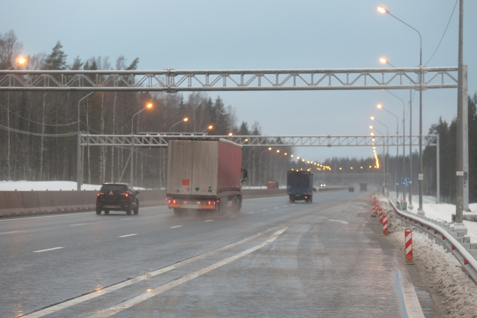 Женщина травмирована при опрокидывании автомобиля на трассе в Ленобласти