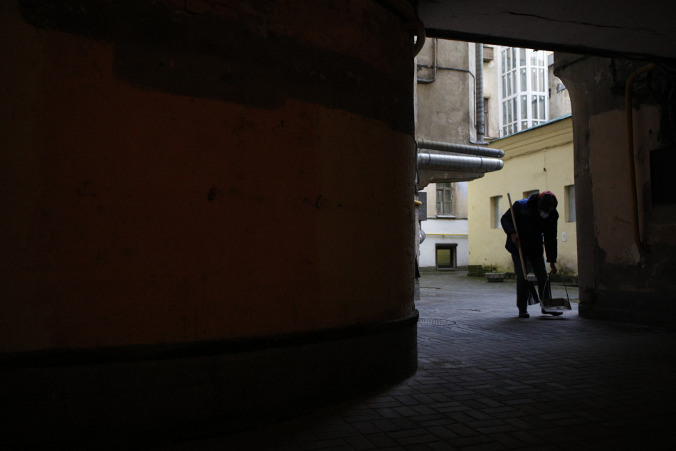 Петербуржец получил 240 часов работ за торговлю черной икрой