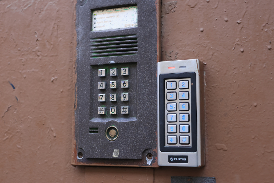 Жители Петербурга требуют убрать двойные платежи за домофон из квитанций