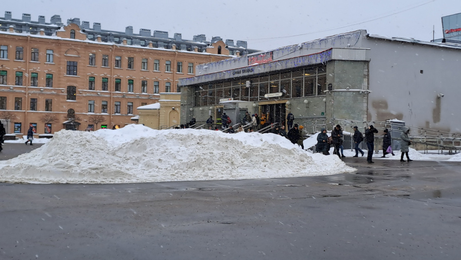 В Петербурге стартовала масштабная уборка снега у станций метро и во дворах