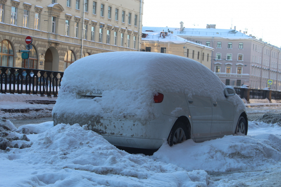 Южный циклон принес снег в Петербург и ледяные осадки в Москву