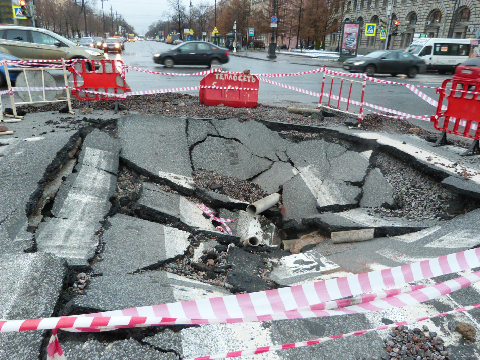 В Парголово мусоровоз провалился в яму с горячей водой во дворе дома