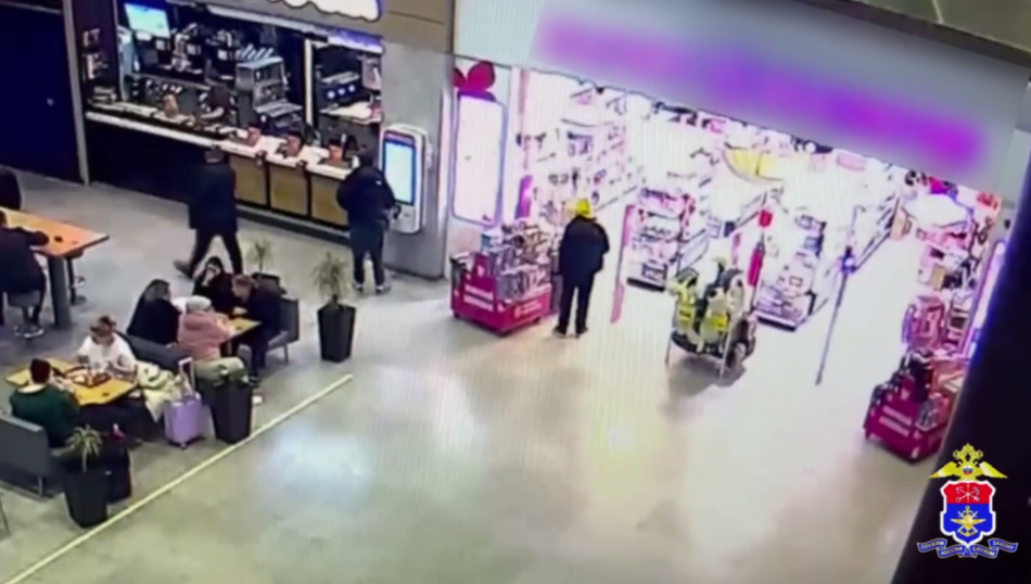 В Пулково задержали мужчину за кражу чемодана и бьюти-кейса из магазина