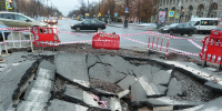В Парголово мусоровоз провалился в яму с горячей водой во дворе дома