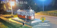 Троих петербуржцев будут судить за вандализм на мемориале «Блокадный трамвай»