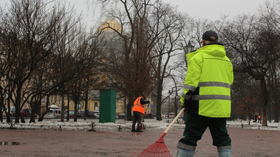 Петербург окутал густой туман и превратил город в загадочную картину