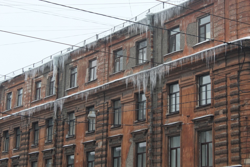 Управляющие компании Петербурга обязали ежедневно докладывать о чистке кровель