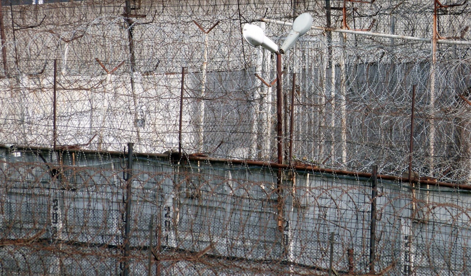 Петербуржца отправили в колонию за жестокое убийство знакомого осколком зеркала