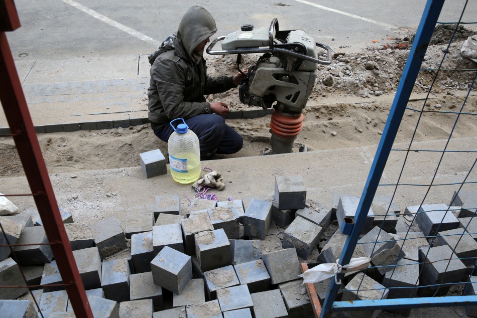 В Ковалево после строительства тротуара затопило десятки участков и дворов