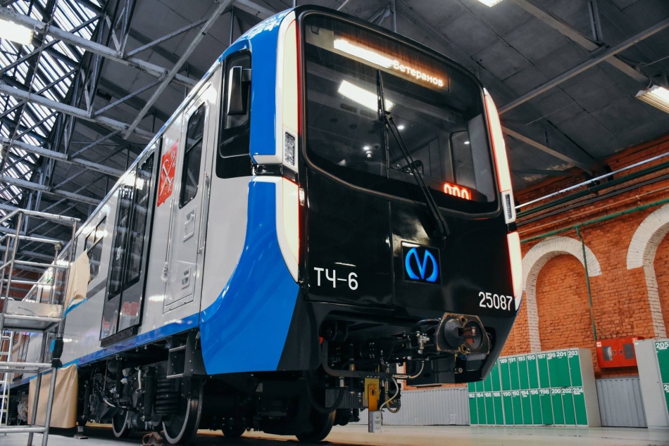 В Петербурге представили новый синий состав для Московско-Петроградской линии метро