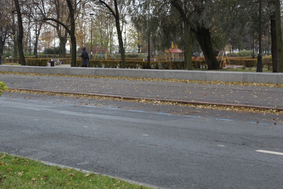 Во дворе на Энергетиков, 35 ликвидировали стихийную парковку и обустроили сквер