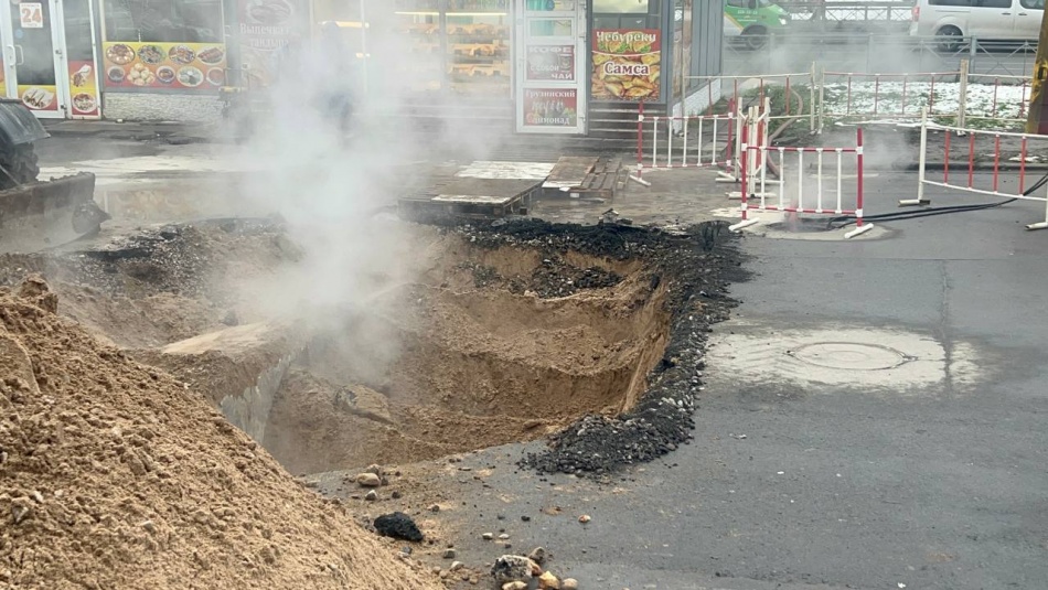 В Невском районе сняли поврежденную трубу и готовят замену на Большевиков