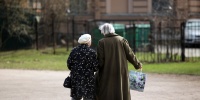 Ученые выяснили, что помощь другим замедляет старение мозга у пожилых людей
