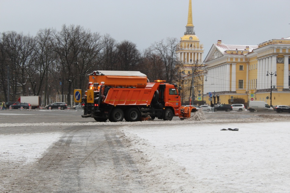 В Петербурге начали использовать электрические гусеничные вездеходы для уборки снега