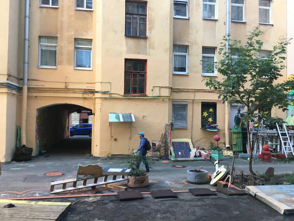 На Мойке вновь исчезла работа Ульяны Полоз с двери исторического особняка