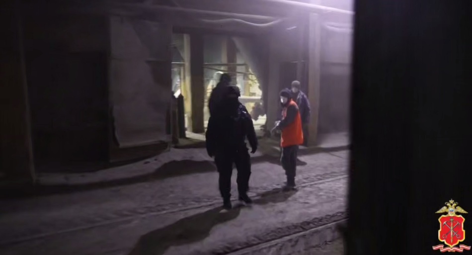 В Петербурге силовики штурмом взяли нелегальное общежитие в здании завода